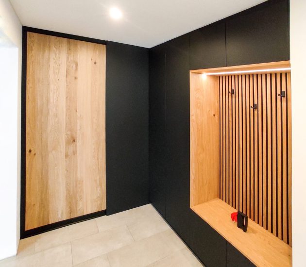 Die Schrankhelden - Garderobenschrank im schlichten Schwarz